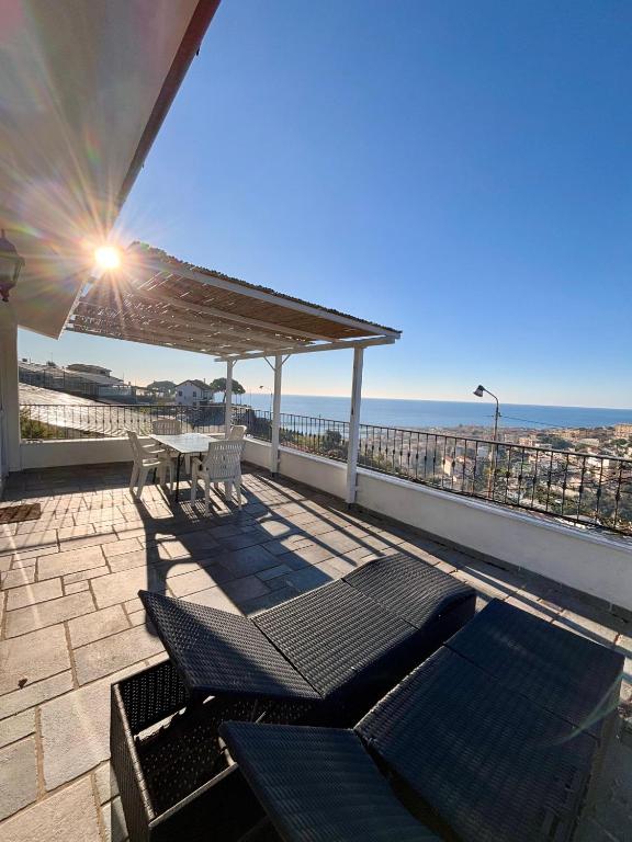 Soggiorno luminoso con cucina a vista e tavolo per la colazione