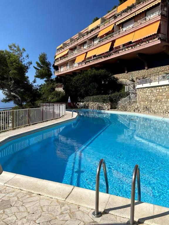 Cucina moderna con isola centrale e travi a vista in legno