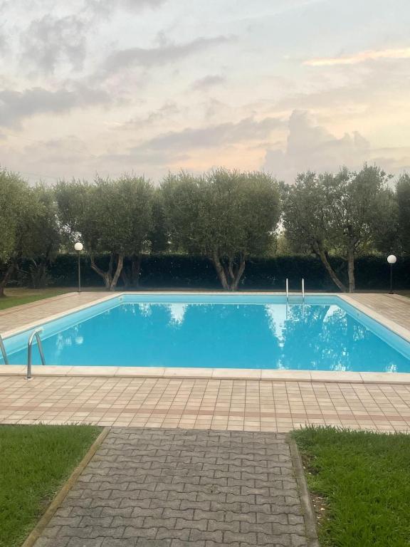 Terrazzo arredato con tavolo e sedie per cenare all’aperto