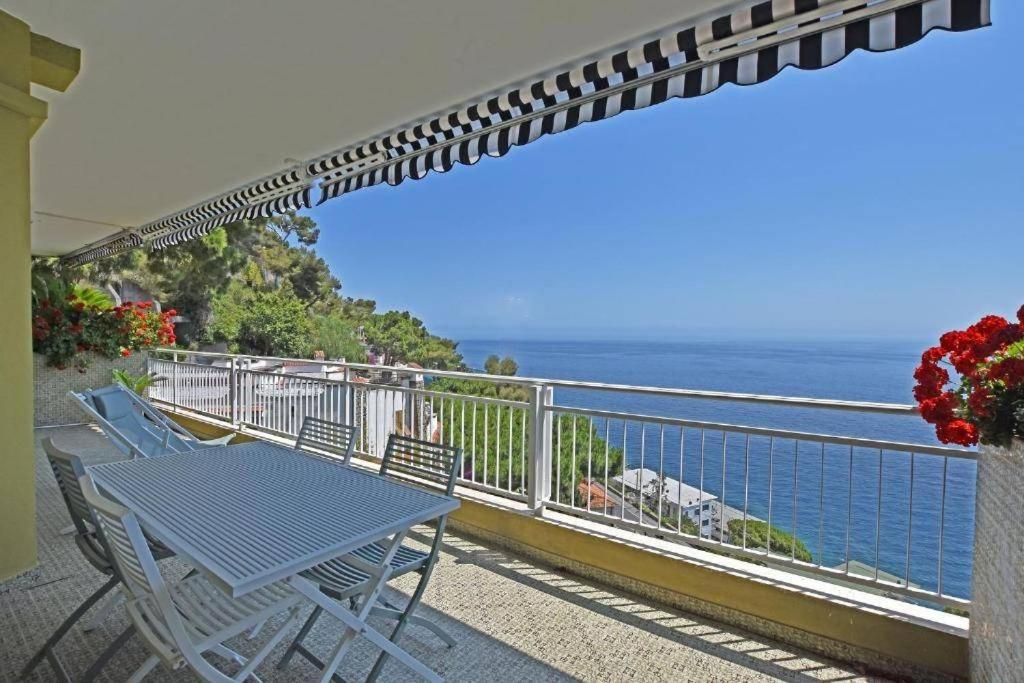 Soggiorno luminoso con cucina a vista e tavolo per la colazione