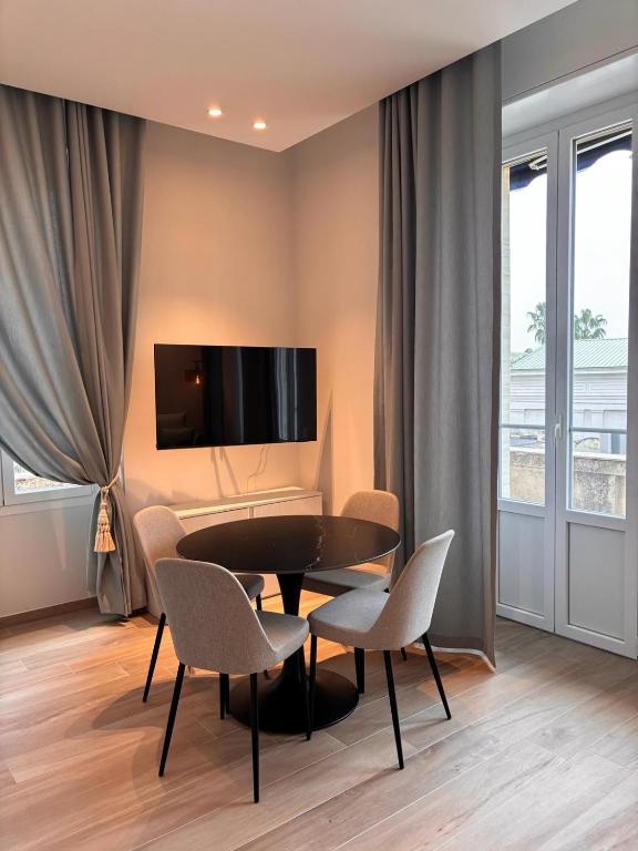 Cucina moderna con isola centrale e travi a vista in legno