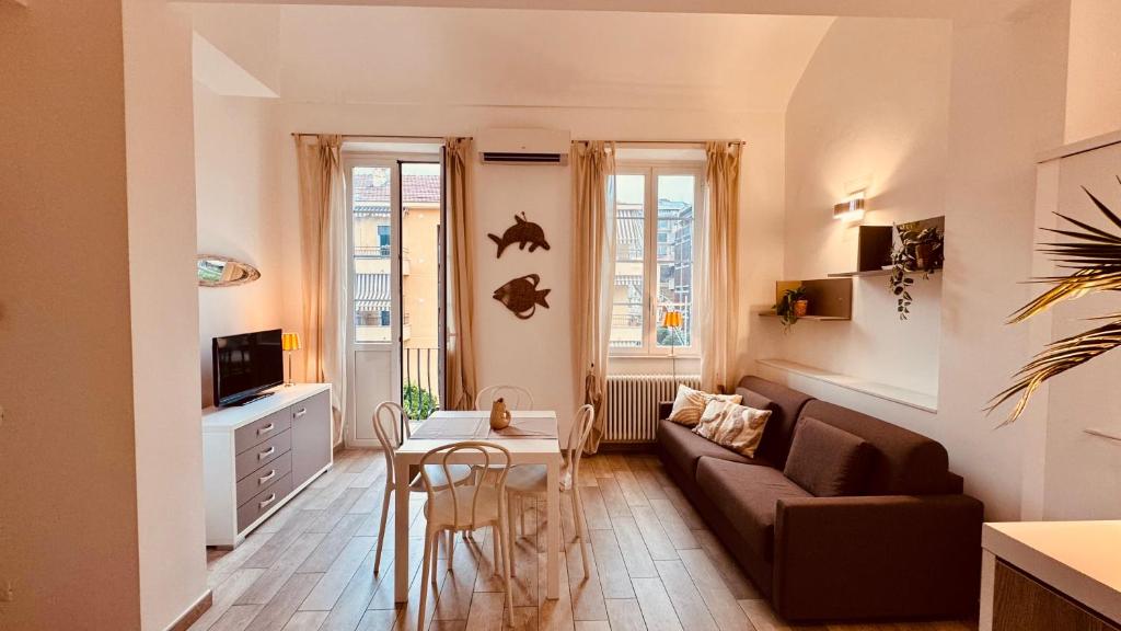 Camera matrimoniale con arredi chiari e atmosfera accogliente