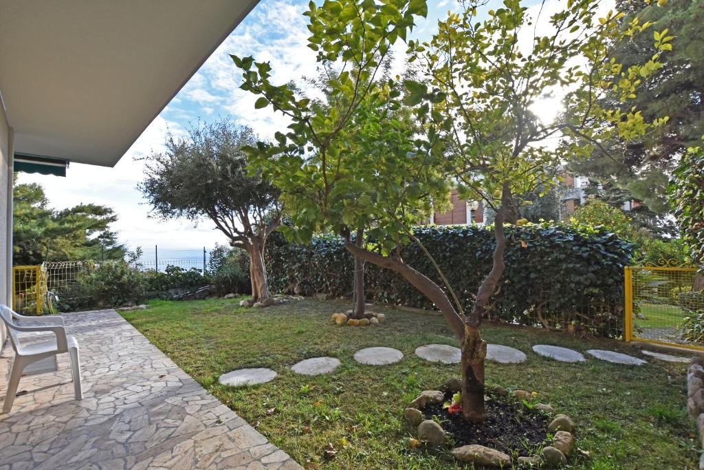 Terrazzo arredato con tavolo e sedie per cenare all’aperto